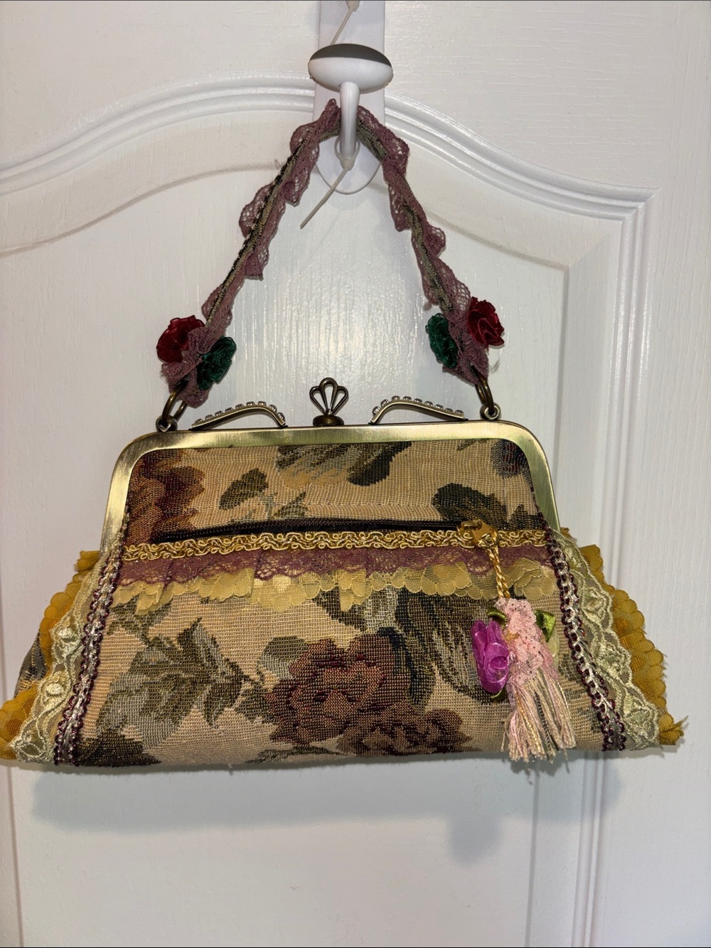 VINTAGE VICTORIAN STYLE FLORAL TAPESTRY PURSE METAL CLASP FRAME MUXED TEXTURES